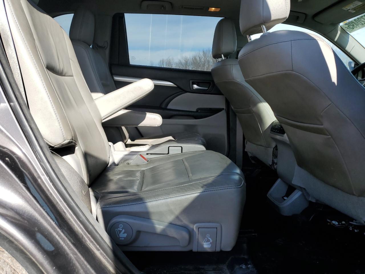 2014 Toyota Highlander - Image 11