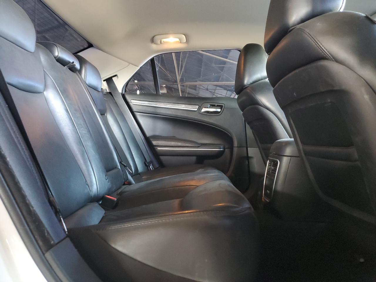 2019 Chrysler 300 - Image 10
