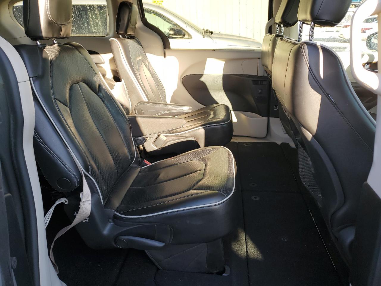 2022 Chrysler Pacifica - Image 11
