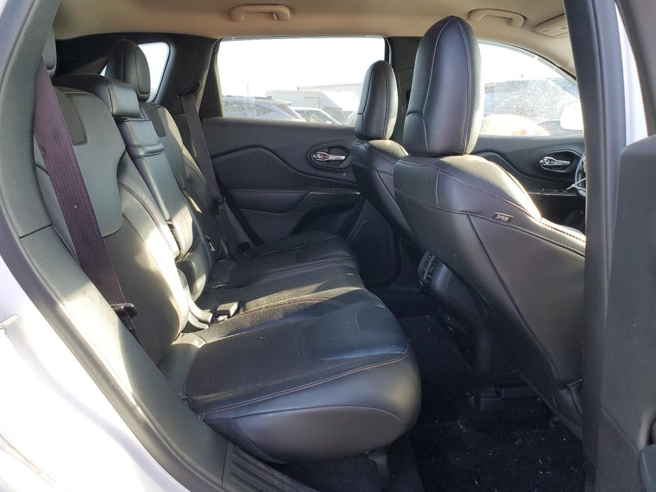 2015 Jeep Cherokee - Image 11
