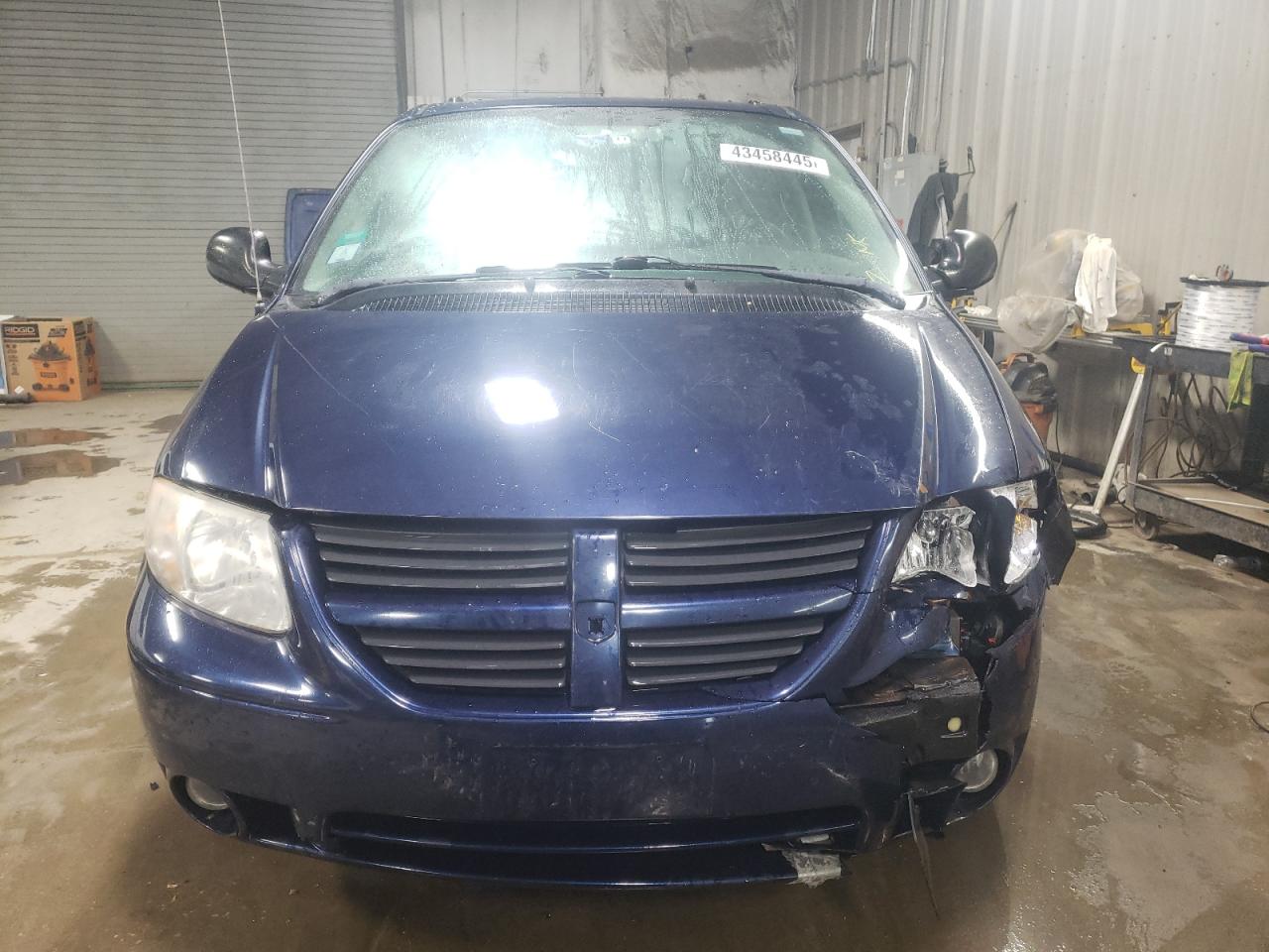 2005 Dodge Caravan - Image 5
