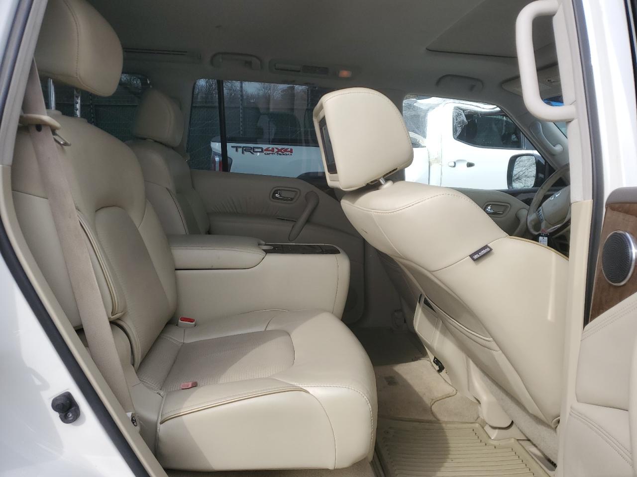 2016 Infiniti QX80 - Image 11