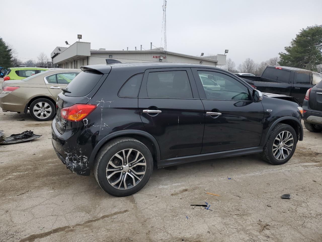 2017 Mitsubishi Outlander - Image 3