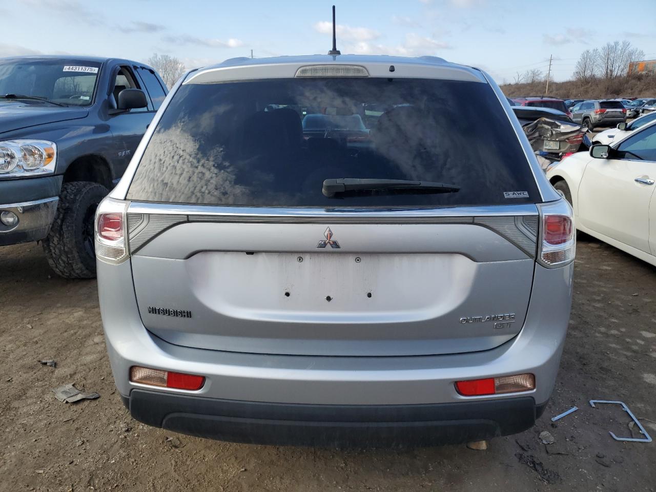 2014 Mitsubishi Outlander - Image 6