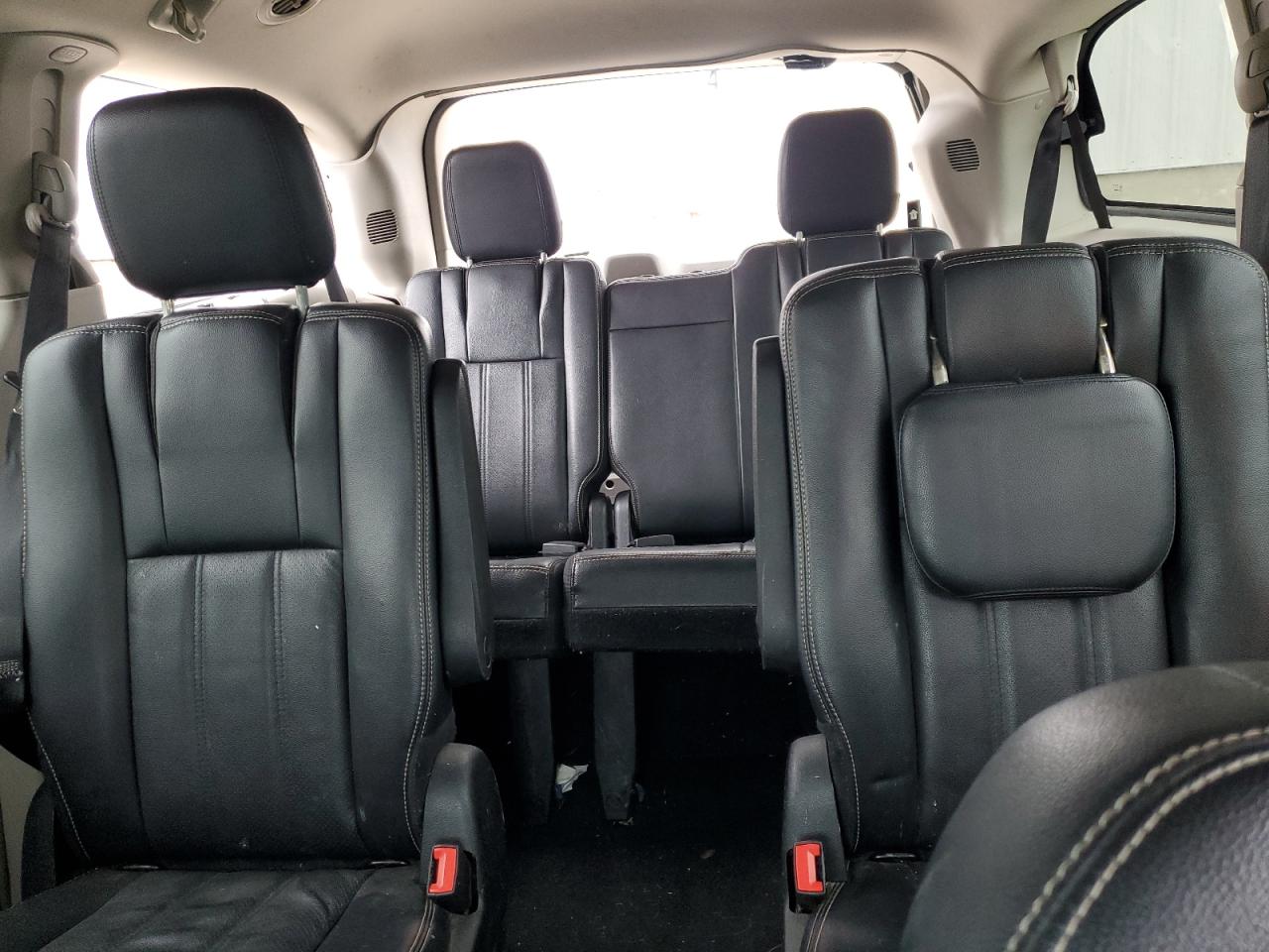2012 Chrysler Town & Country - Image 10