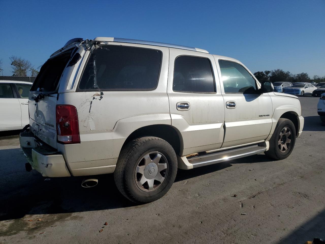 2004 Cadillac Escalade - Image 3
