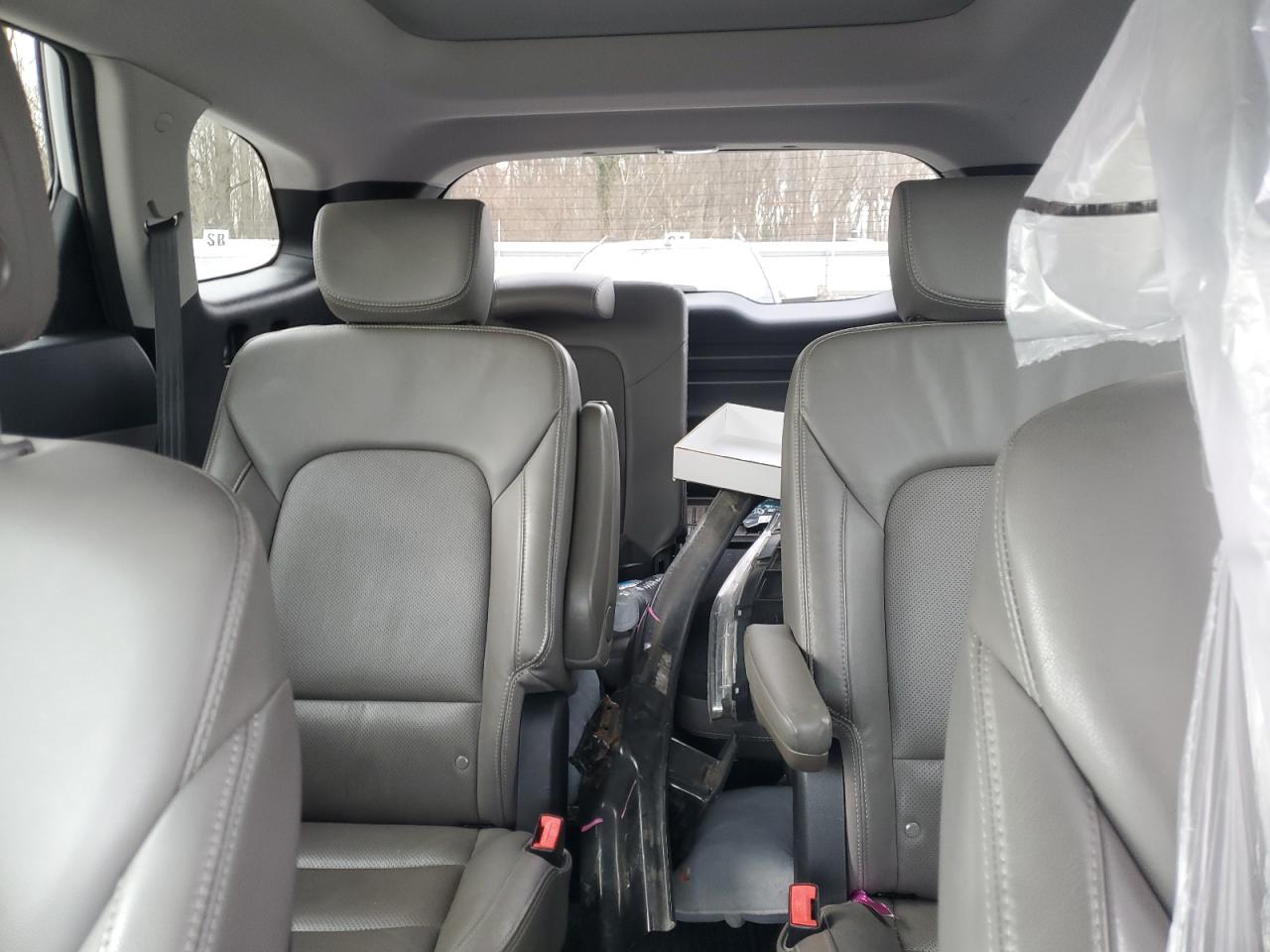 2015 Hyundai Santa Fe - Image 10