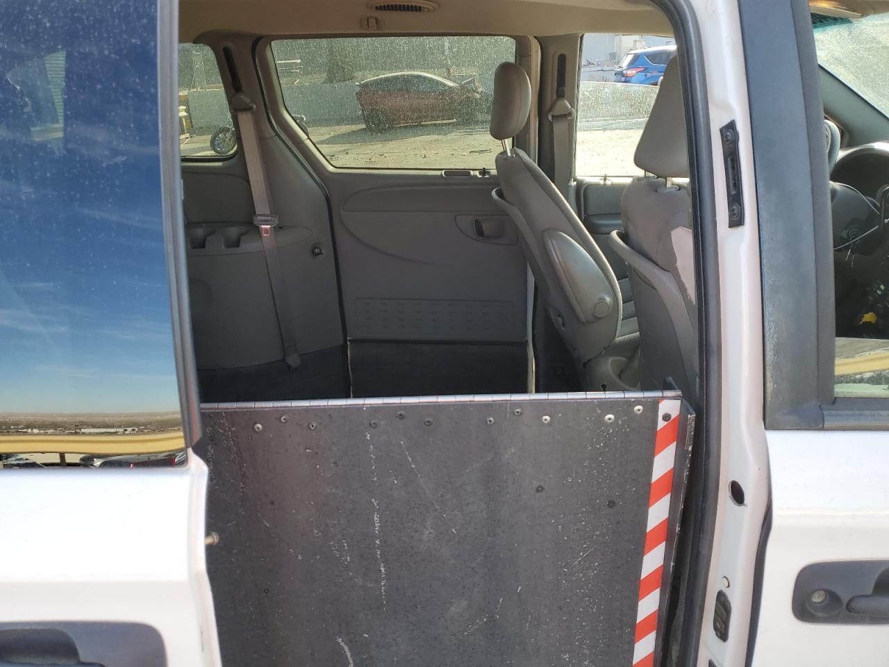 2002 Dodge Caravan - Image 12