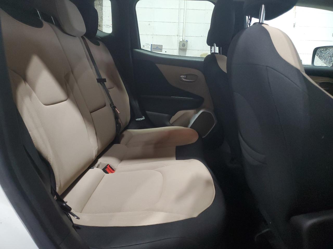 2015 Jeep Renegade - Image 11