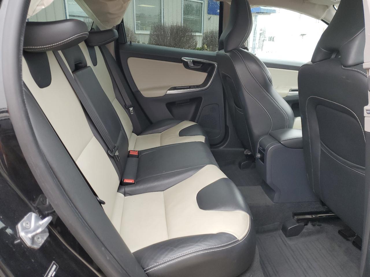 2017 Volvo XC60 - Image 10