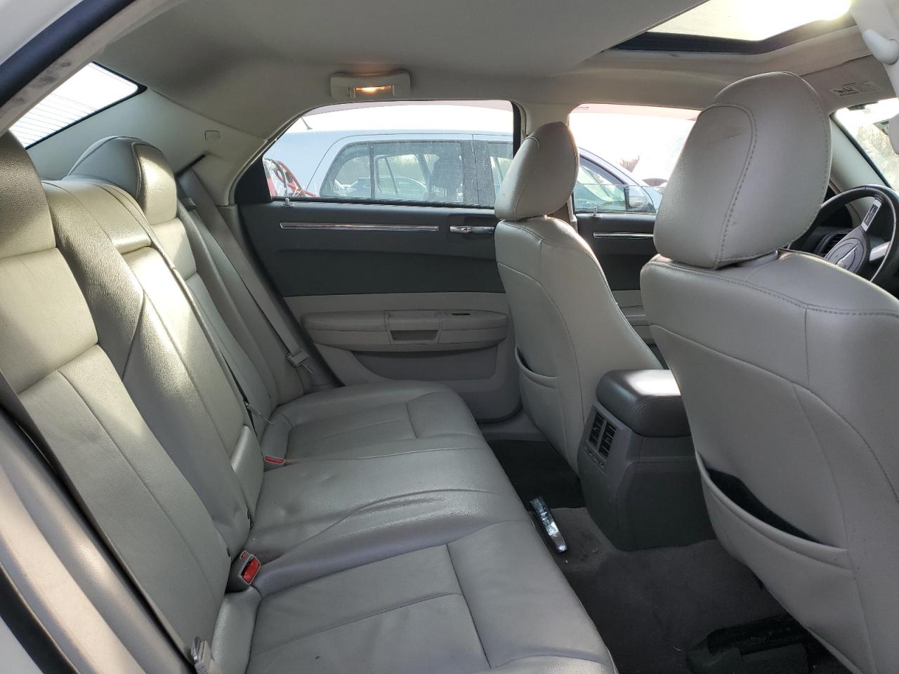 2010 Chrysler 300 - Image 10