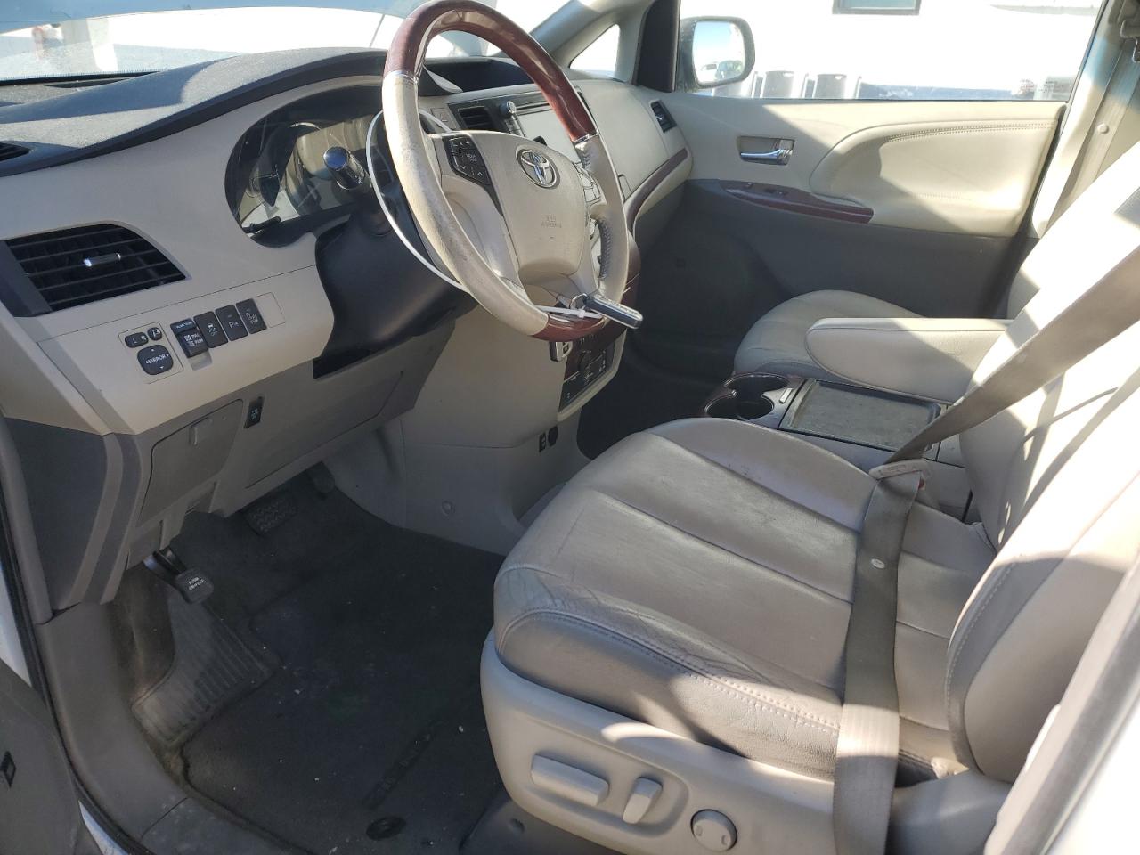 2014 Toyota Sienna - Image 7