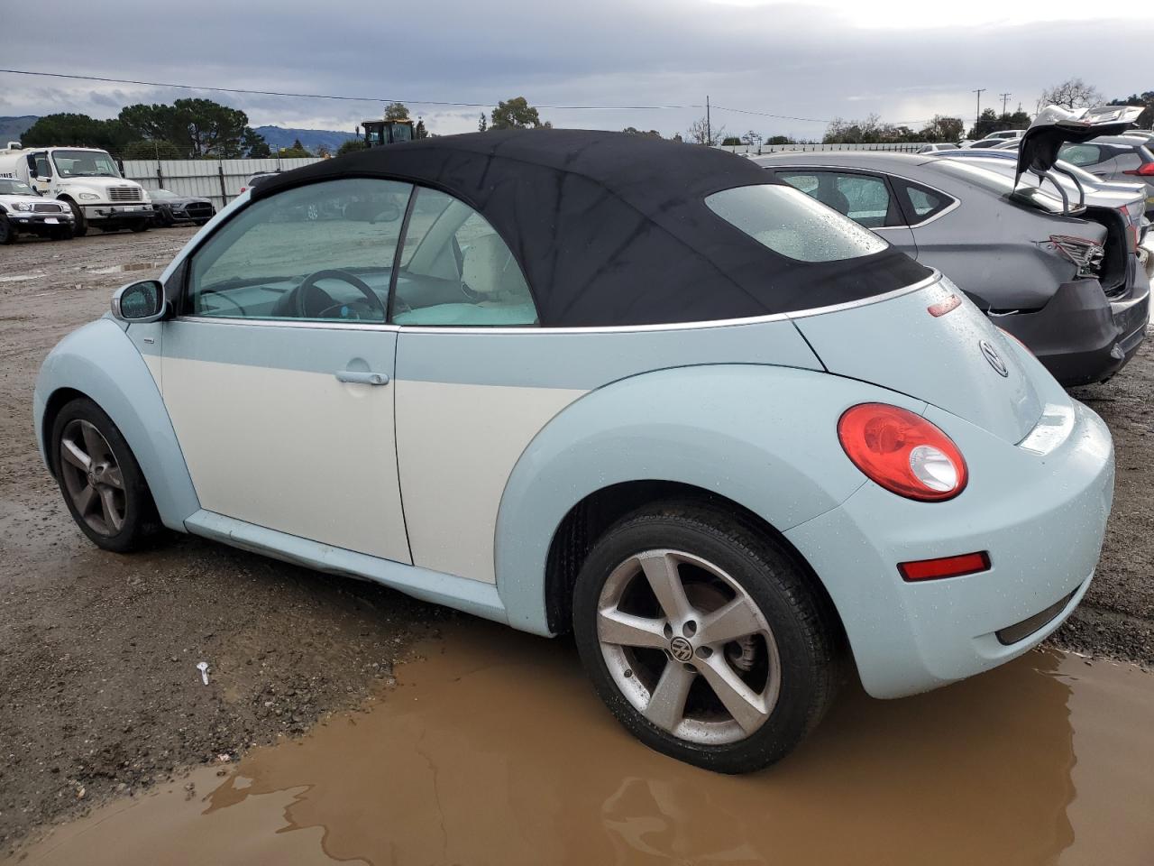 2010 Volkswagen Beetle - Image 2