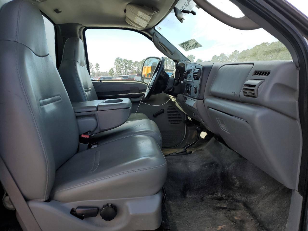 2006 Ford F450 - Image 11