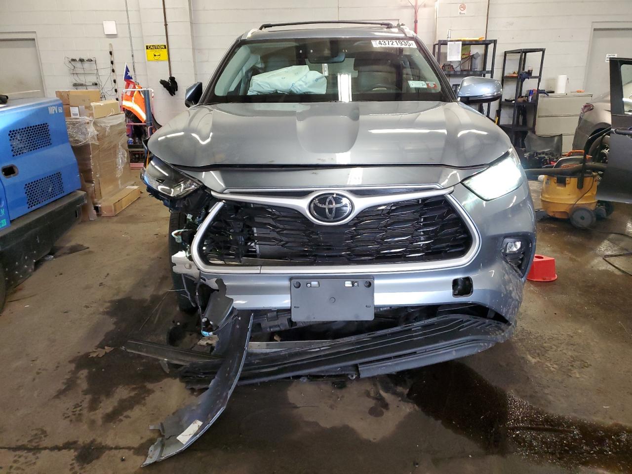 2022 Toyota Highlander - Image 5