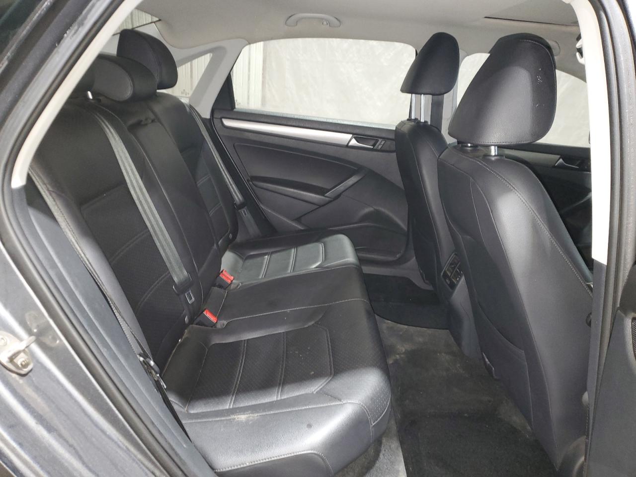 2015 Volkswagen Passat - Image 10