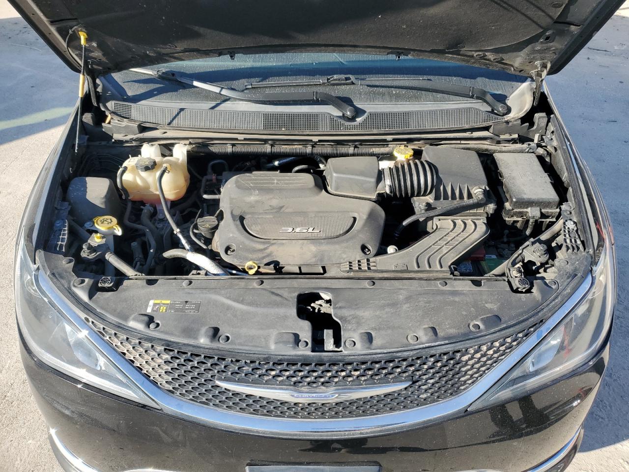 2018 Chrysler Pacifica - Image 12