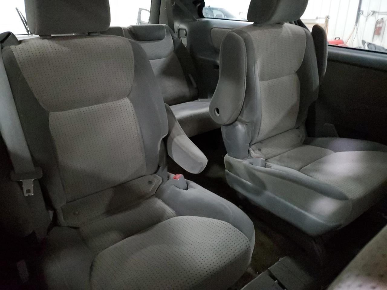 2010 Toyota Sienna - Image 11