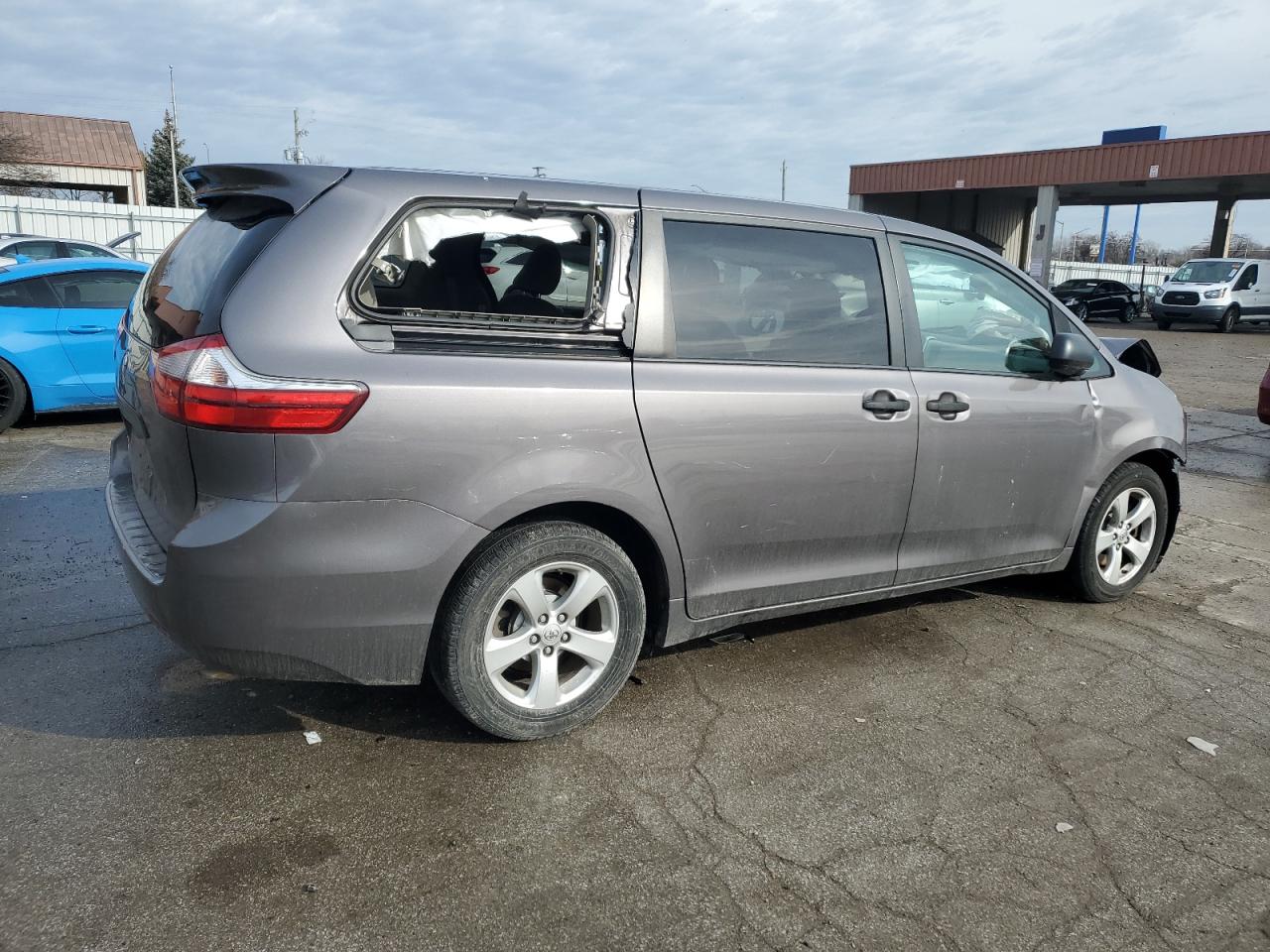 2016 Toyota Sienna - Image 3