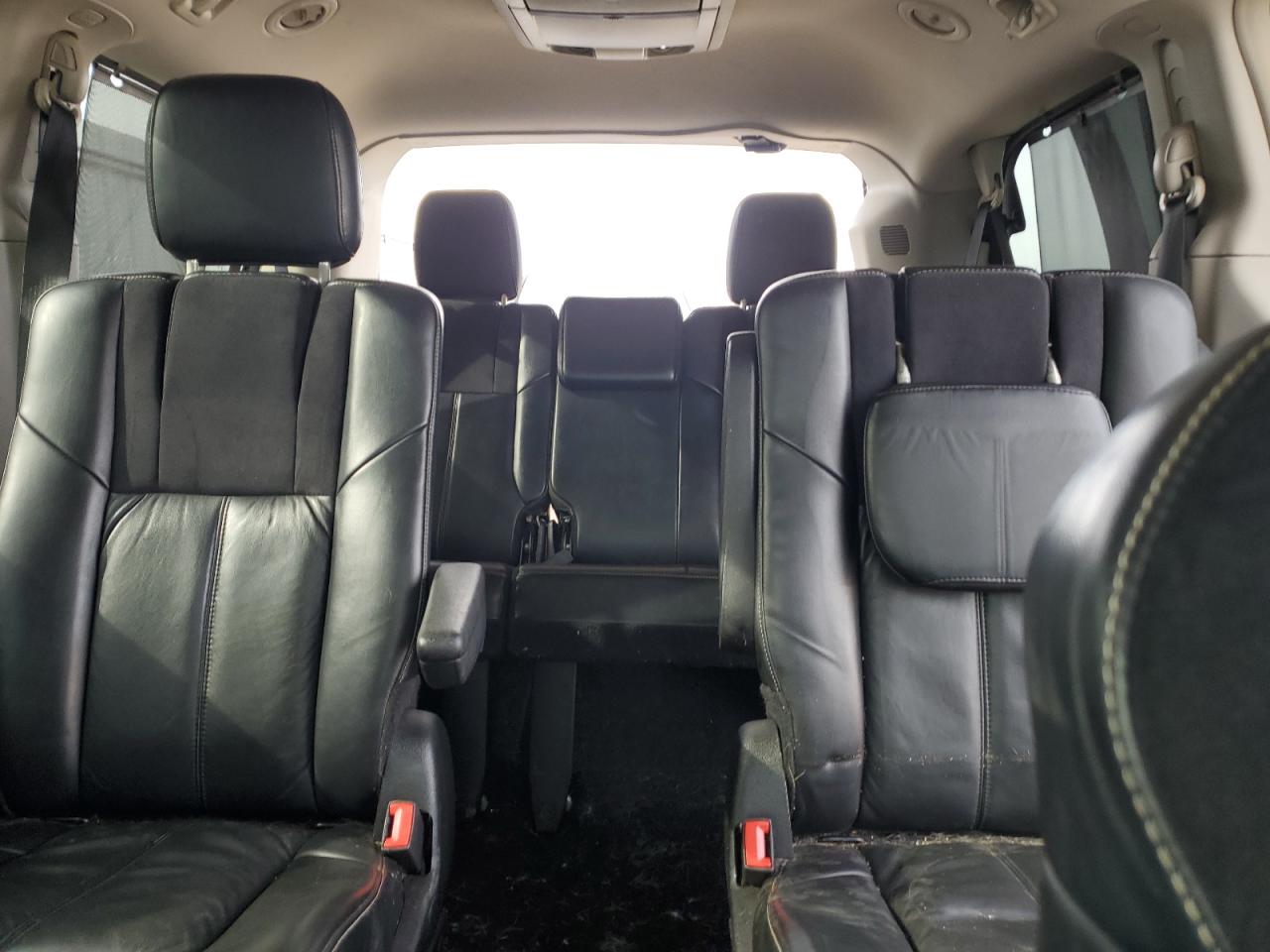 2013 Chrysler Town & Country - Image 10