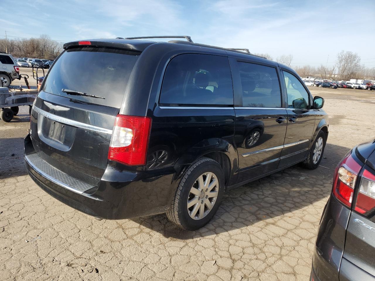 2016 Chrysler Town & Country - Image 3