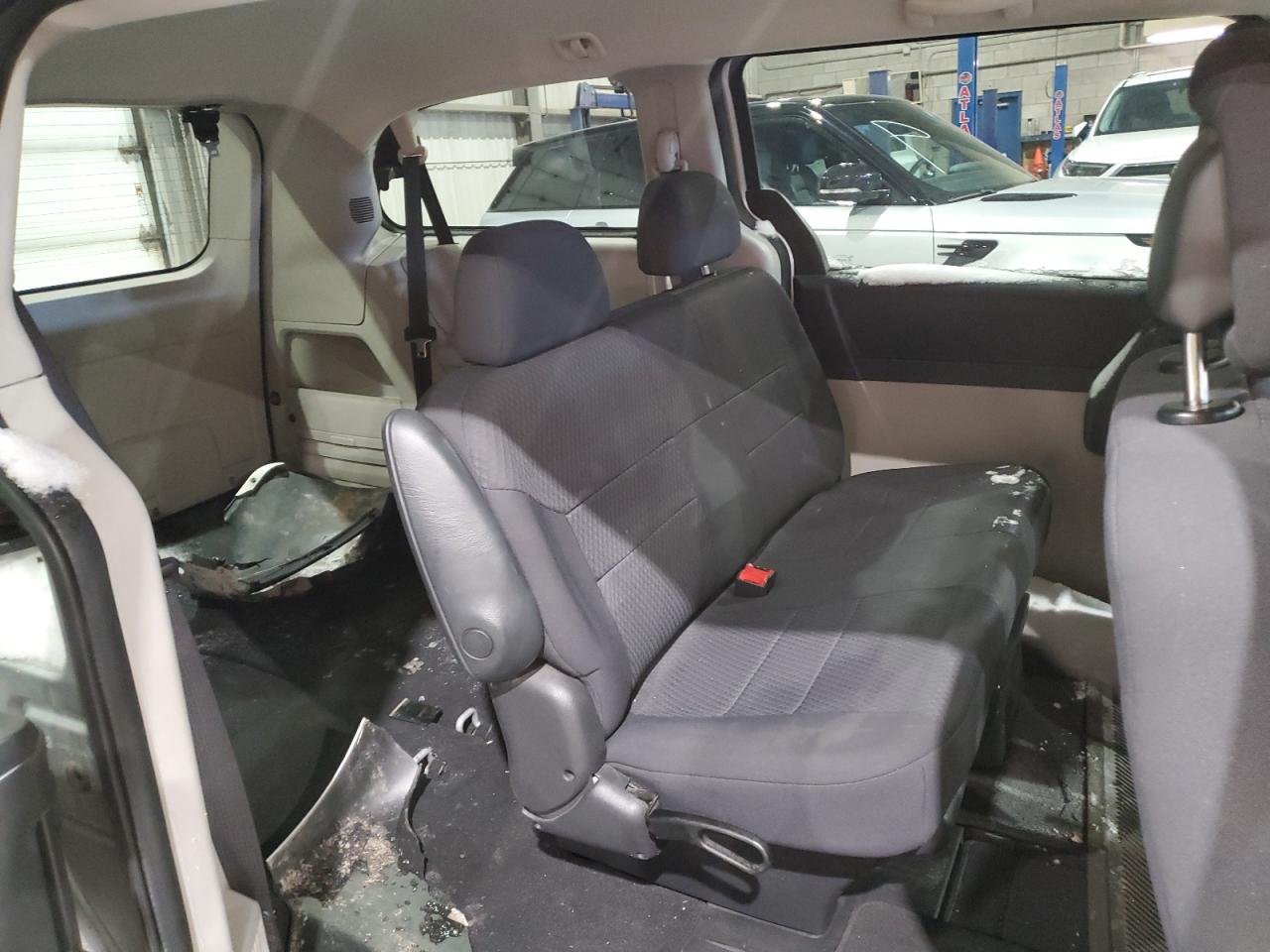 2010 Dodge Caravan - Image 11