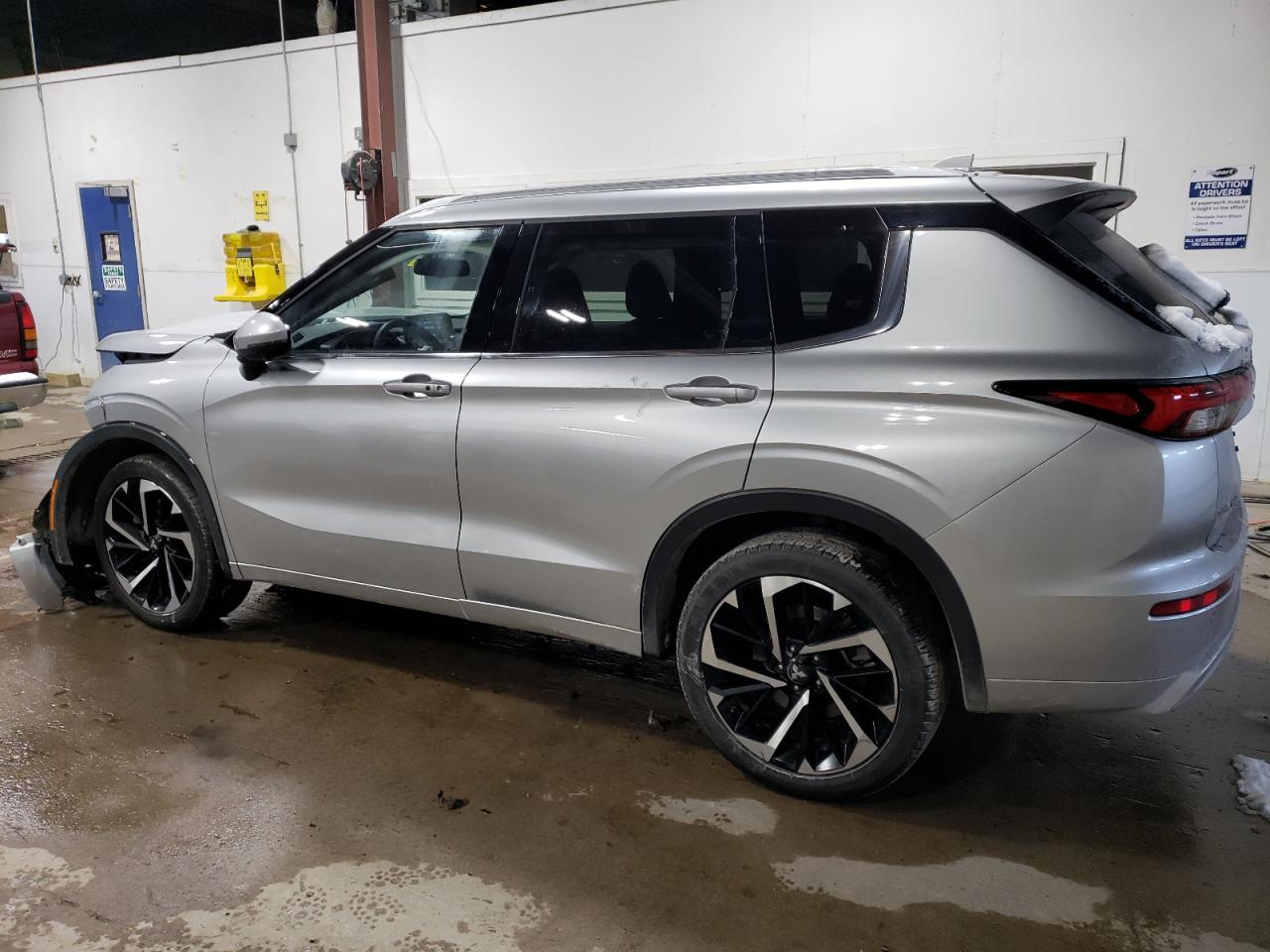 2024 Mitsubishi Outlander - Image 2