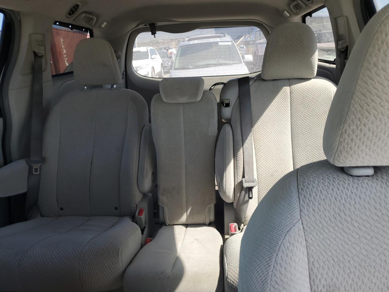 2011 Toyota Sienna - Image 10