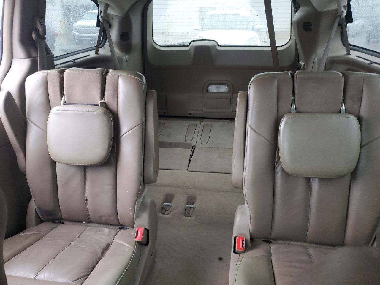 2013 Chrysler Town & Country - Image 10