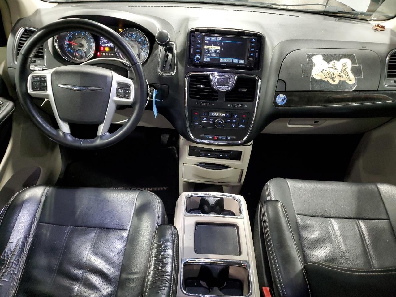 2015 Chrysler Town & Country - Image 8