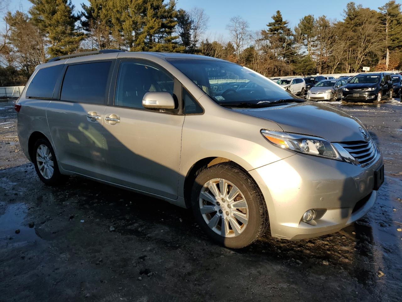 2015 Toyota Sienna - Image 4