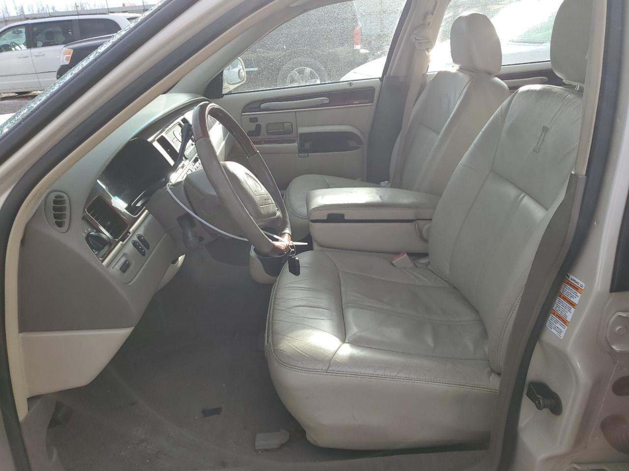 2003 Lincoln Town Car - Image 7