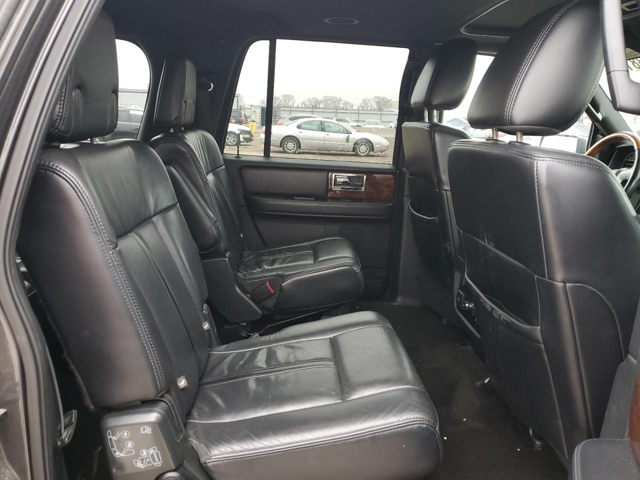 2015 Lincoln Navigator - Image 11
