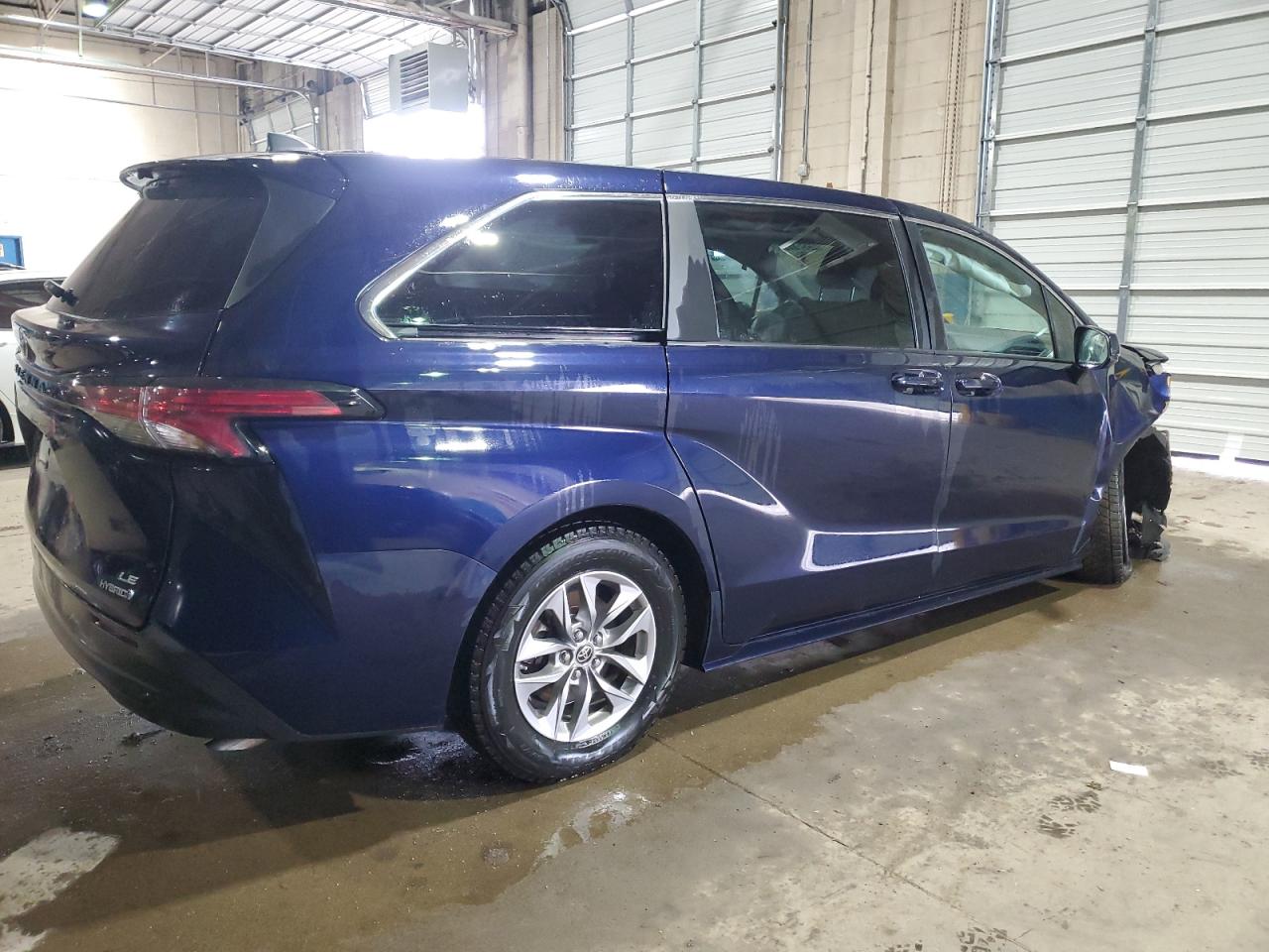 2022 Toyota Sienna - Image 3