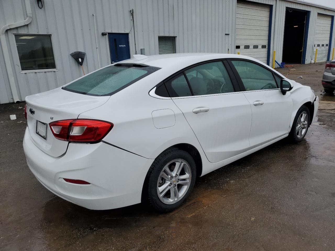 2018 Chevrolet Cruze - Image 3