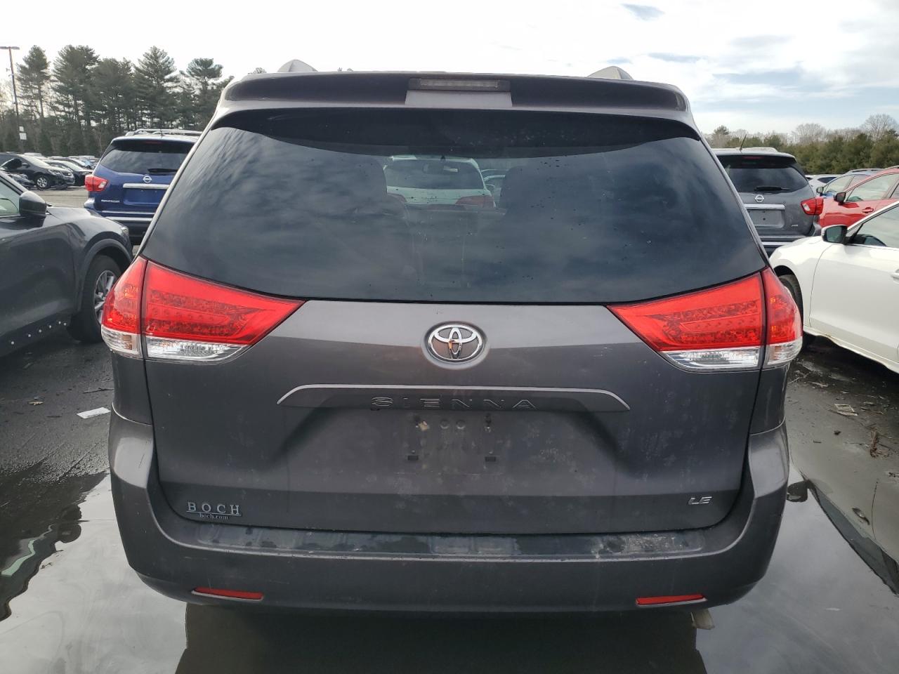 2011 Toyota Sienna - Image 6