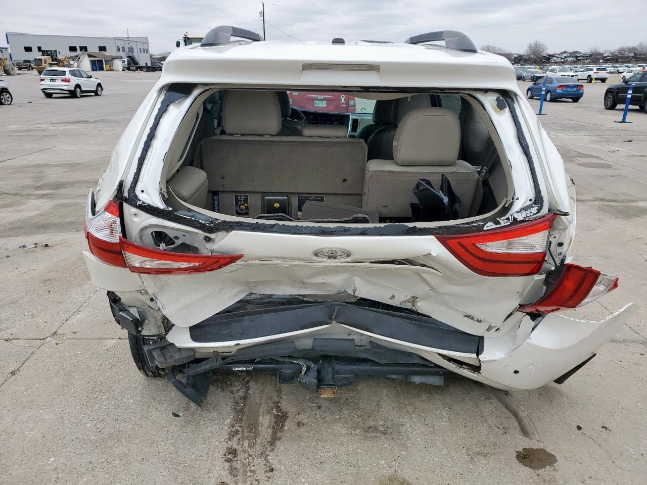 2015 Toyota Sienna - Image 6
