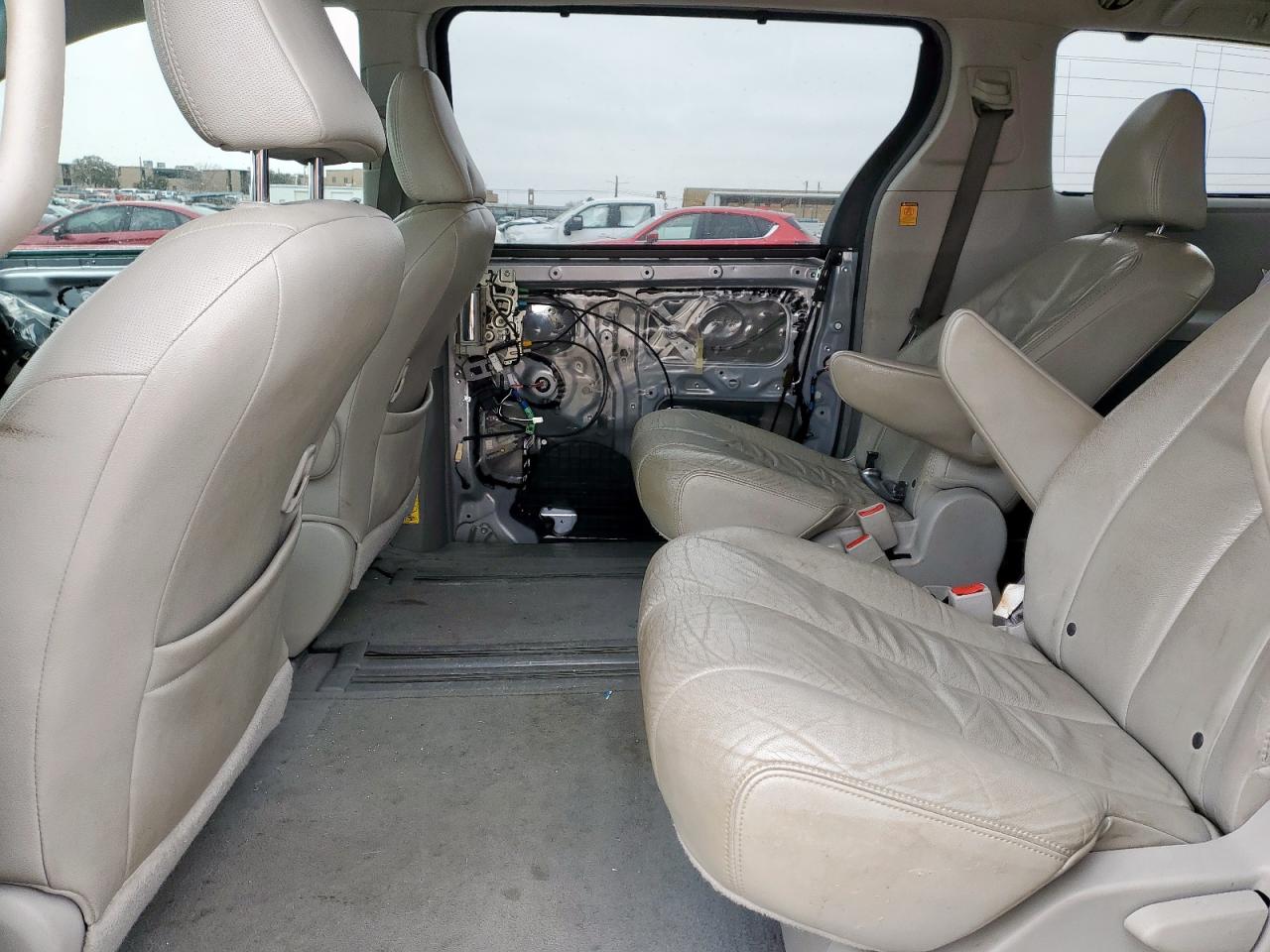 2011 Toyota Sienna - Image 10