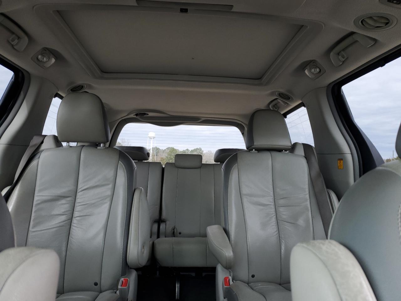 2011 Toyota Sienna - Image 10