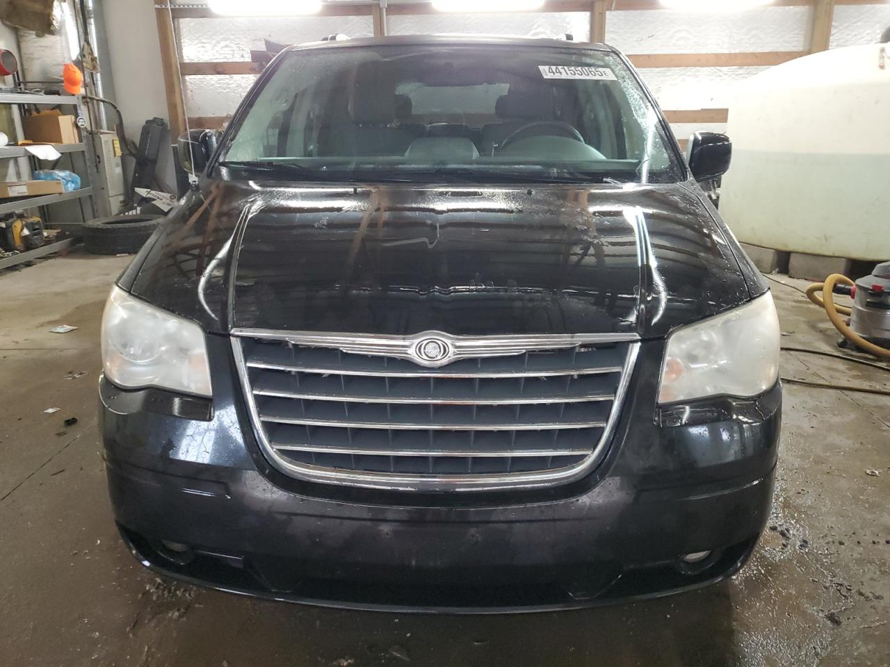 2010 Chrysler Town & Country - Image 5