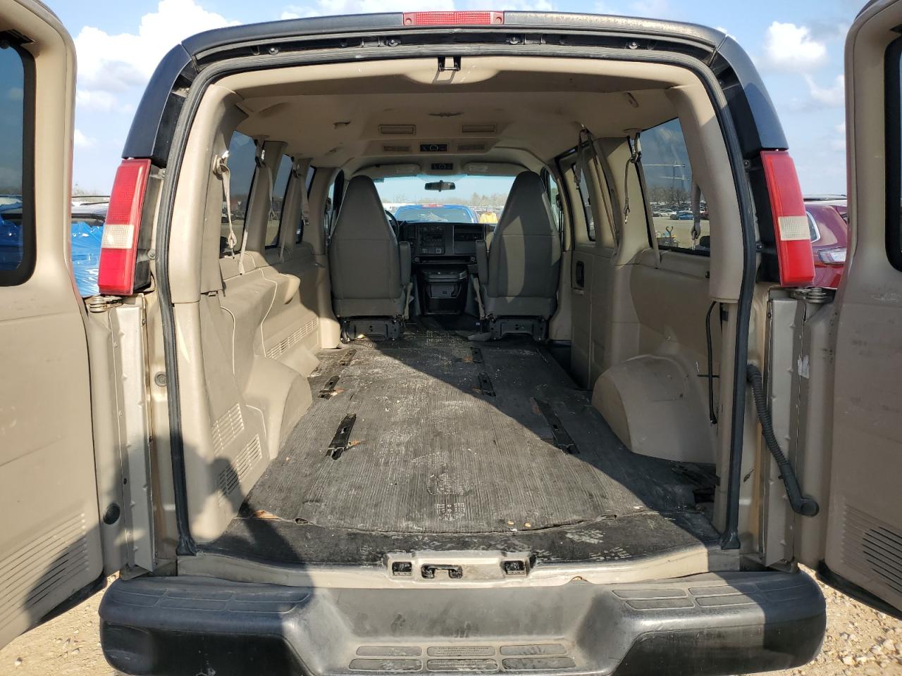 2007 Chevrolet Express - Image 10