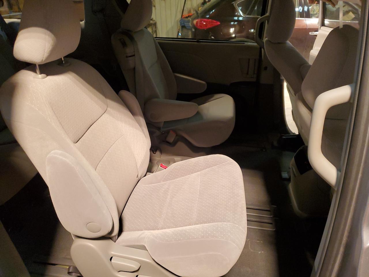 2016 Toyota Sienna - Image 12