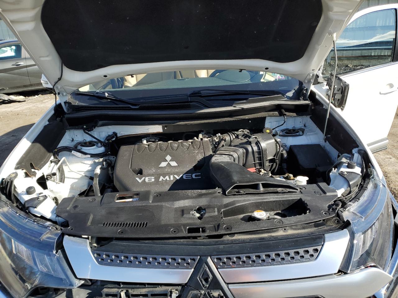 2019 Mitsubishi Outlander - Image 12