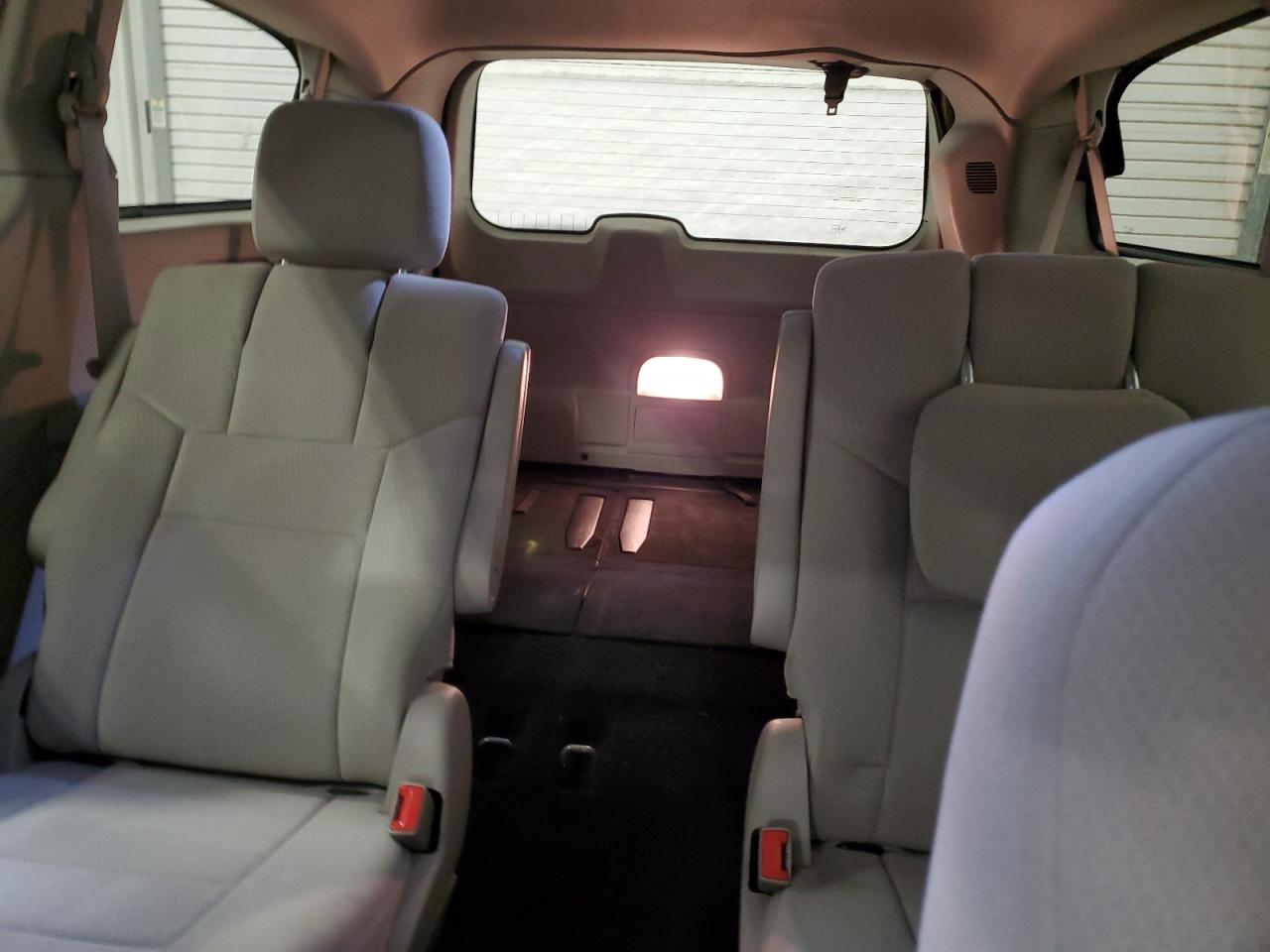 2011 Chrysler Town & Country - Image 10