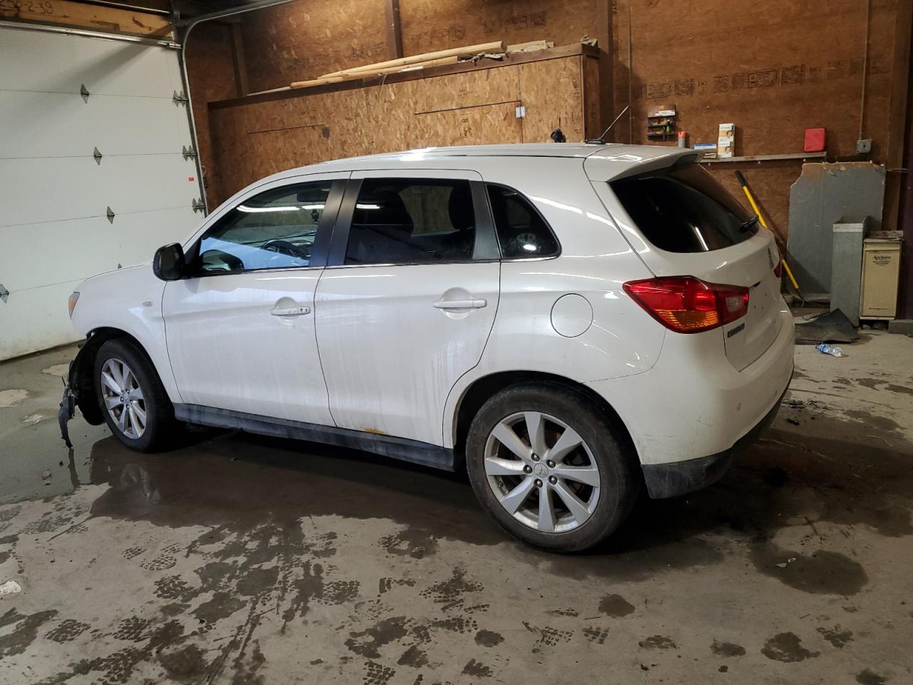 2015 Mitsubishi Outlander - Image 2