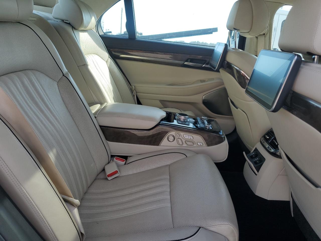 2018 Genesis G90 - Image 10