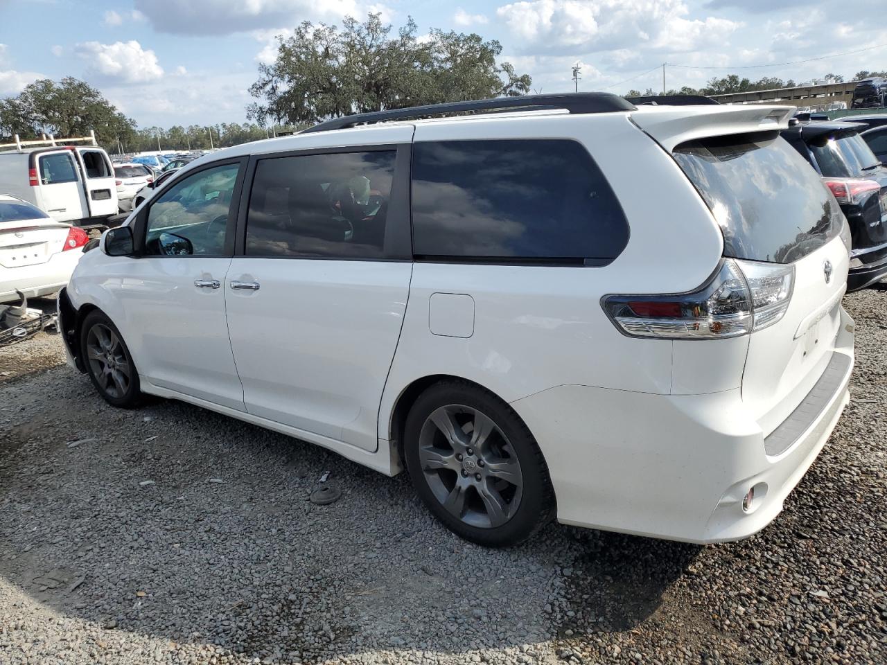 2015 Toyota Sienna - Image 2