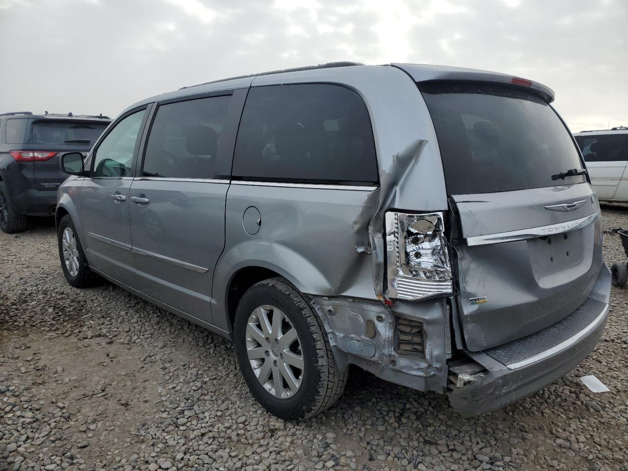 2016 Chrysler Town & Country - Image 2