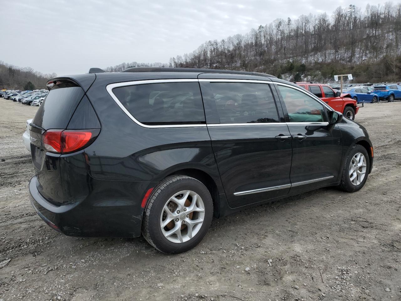 2017 Chrysler Pacifica - Image 3
