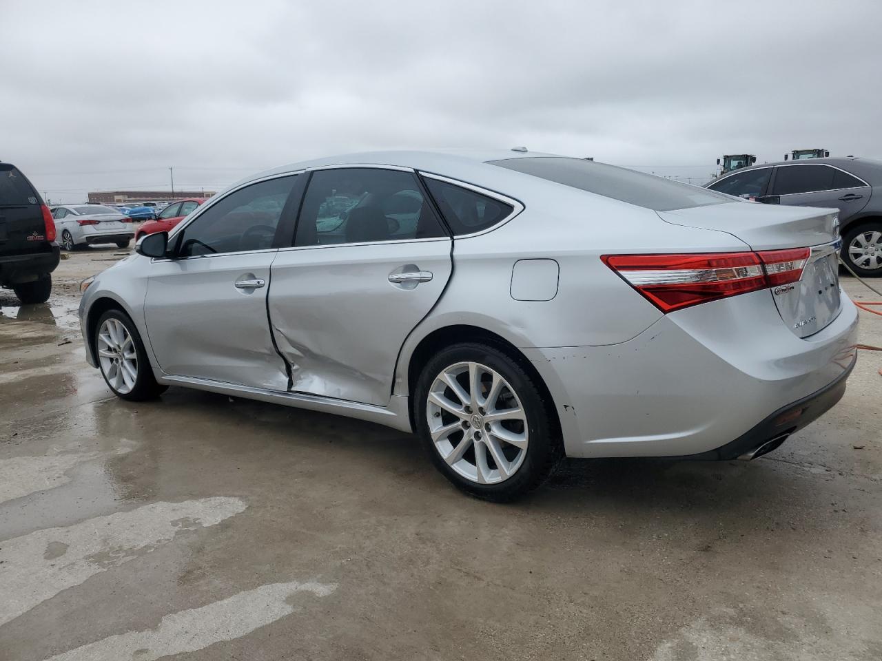 2013 Toyota Avalon - Image 2